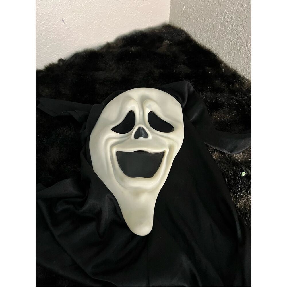 Ghostface ScreamMask Easter Unlimited 8511 Fun World EU Smiling Horror Costume